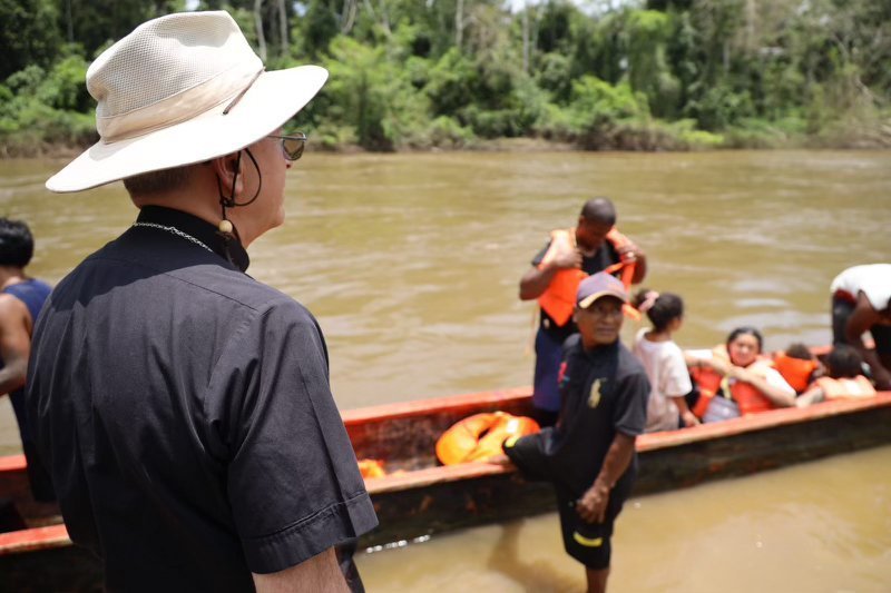 El obispo Mark J. Seitz de El Paso, Texas, observa el desembarco de migrantes en Lajas Blancas, Panamá, en medio de su viaje a través de la Brecha del Darién de esa nación, durante la visita pastoral del obispo en medio de la X Reunión de Obispos y Agentes de Pastoral Migratoria de Norteamérica, Centroamérica y el Caribe, que tuvo lugar del 19 al 23 de agosto en Panamá. (Foto OSV News/cortesía del obispo Mark J. Seitz) Editors: best quality available.