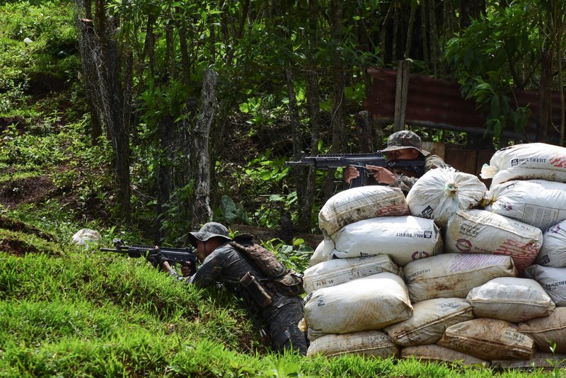 Soldados guatemaltecos utilizan una pila de sacos de arena como trinchera mientras participan en una operación en Cuilco, Guatemala, 26 de julio de 2024, para proteger a ciudadanos mexicanos que huyeron a la vecina Guatemala en medio de enfrentamientos armados entre grupos criminales que luchan por las rutas del narcotráfico y otros delitos. (Foto OSV News/Reuters)