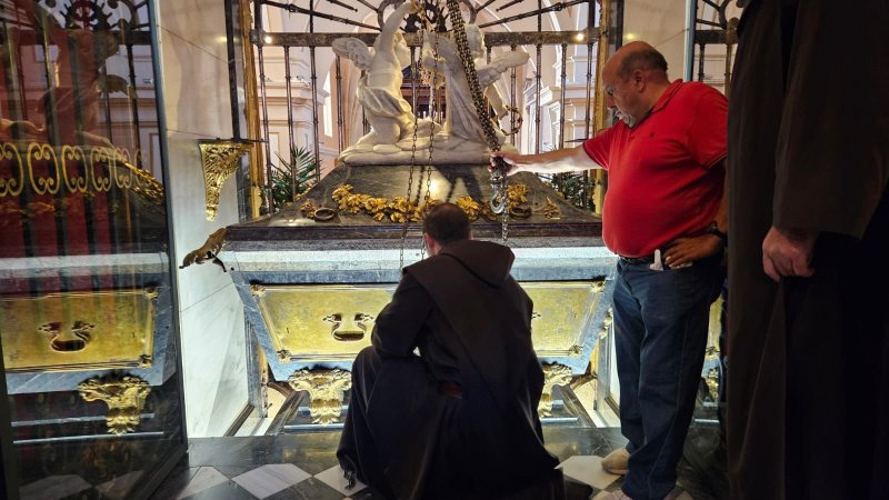 La apertura de la tumba de Santa Teresa de Ávila el 28 de agosto de 2024, en Alba de Tormes, España, marca el comienzo de un estudio de sus reliquias, que será llevado a cabo por médicos y científicos italianos con la aprobación del Vaticano. (OSV News photo/courtesy Order of Carmel)
