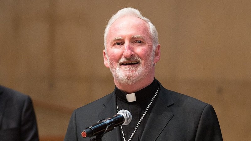El padre David O'Connell aparece en una rueda de prensa en la que se anunció su nombramiento como obispo auxiliar de Los Ángeles en 2015. (Víctor Alemán)