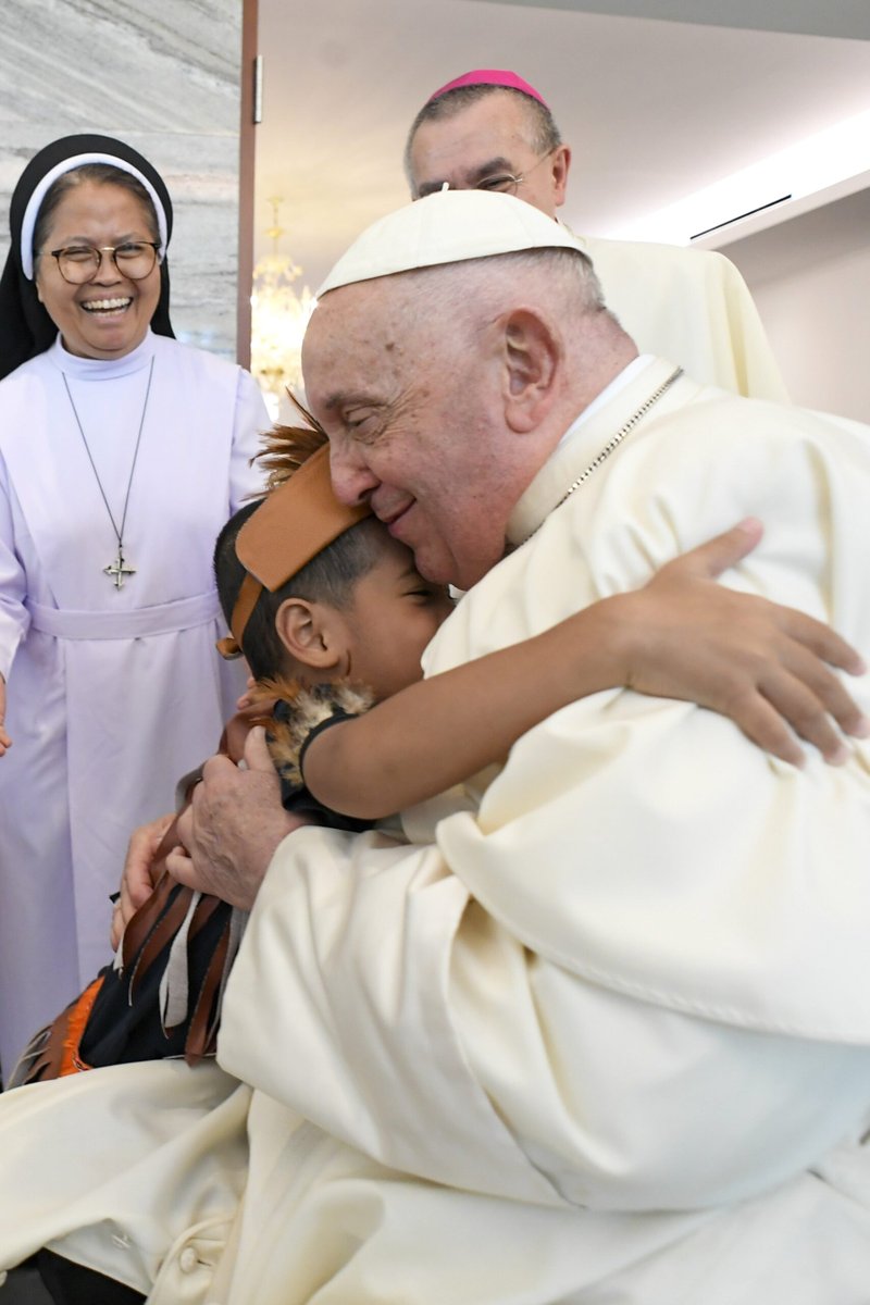 El Papa Francisco recibe un fuerte abrazo de un niño mientras se reúne con migrantes, refugiados, huérfanos, ancianos y enfermos en la nunciatura apostólica en Yakarta, Indonesia, 3 de septiembre de 2024. Las personas con las que se reunió el Papa son asistidas por la Comunidad de Sant'Egidio, las hermanas dominicas y el Servicio Jesuita a Refugiados. (CNS photo/Vatican Media)