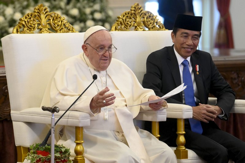 El Papa Francisco pronuncia su discurso ante el presidente de Indonesia, Joko Widodo, y líderes políticos y gubernamentales, diplomáticos y representantes de la sociedad civil durante una reunión en Istana Negara, un palacio nacional en Yakarta, Indonesia, 4 de septiembre de 2024. (Foto CNS/Vatican Media)