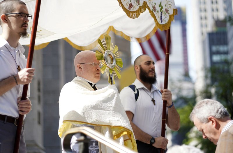 El Padre Roger Landry, capellán de la Peregrinación Eucarística Nacional, hace una pausa para ofrecer una bendición con la custodia mientras los peregrinos de la Ruta Seton de la Peregrinación Eucarística Nacional llegan a Misa en la Catedral de San Patricio en Nueva York el 26 de mayo de 2024. Las Obras Misionales Pontificias de Estados Unidos anunciaron el 5 de septiembre de 2024 que el padre Landry ha sido nombrado su nuevo director nacional, con efecto a partir de enero. (Foto OSV News/Gregory A. Shemitz)