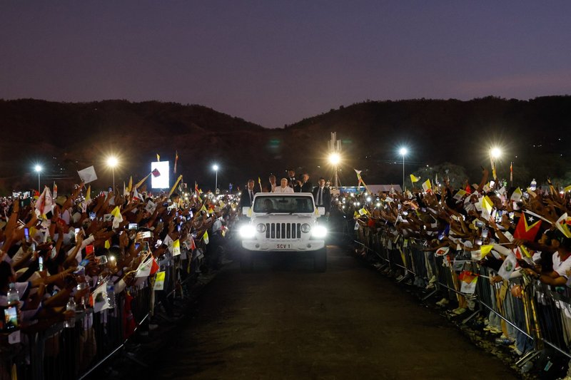 El Papa Francisco saluda a los fieles desde el papamóvil mientras rodea a la multitud tras una misa al aire libre en Tasitolu, Timor Oriental, el 10 de septiembre de 2024. (CNS photo/Lola Gomez)