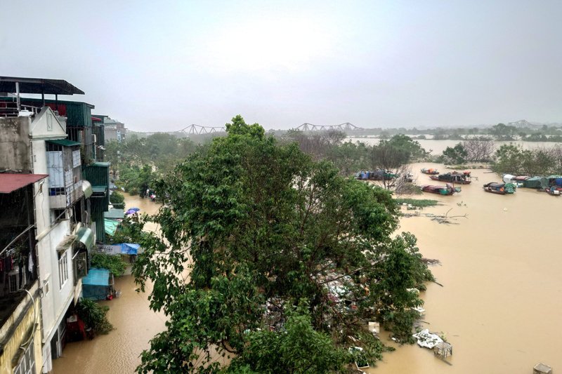 Una calle inundada en Hanoi, Vietnam, el 11 de septiembre de 2024, tras el impacto del tifón Yagi. (Foto OSV News/Khanh Vu, Reuters)