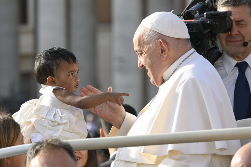 El Papa Francisco saluda a un niño mientras pasea en el papamóvil alrededor de la Plaza de San Pedro en el Vaticano antes de su audiencia general semanal el 18 de septiembre de 2024. (CNS photo/Vatican Media)