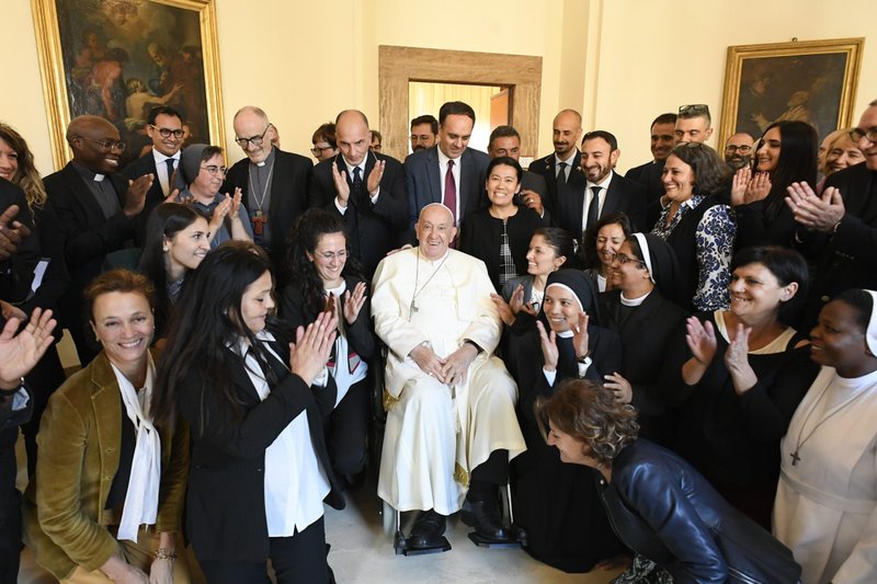 El Papa Francisco posa para una foto con miembros del personal del Dicasterio Vaticano para la Promoción del Desarrollo Humano Integral el 20 de septiembre de 2024, durante una reunión para dirigirse a representantes de movimientos populares. (CNS photo/Vatican Media)