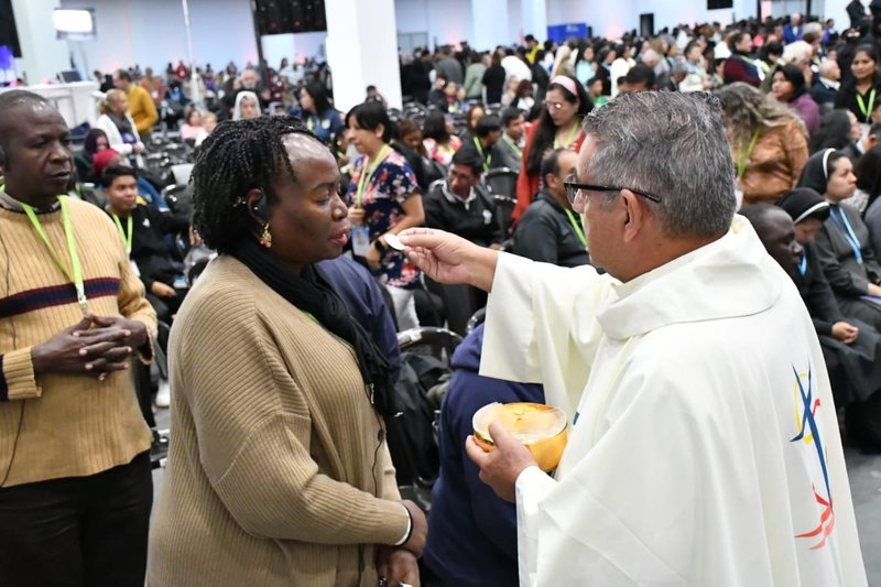 Una mujer recibe la Comunión durante la Misa del 10 de septiembre de 2024, en el Congreso Eucarístico Internacional de Quito, Ecuador. El congreso, celebrado del 8 al 15 de septiembre, se centró en una llamada a construir la fraternidad como forma de sanar las heridas de un mundo lleno de fracturas y violencia. (Foto OSV News/Cortesía del Congreso Eucarístico Internacional)
