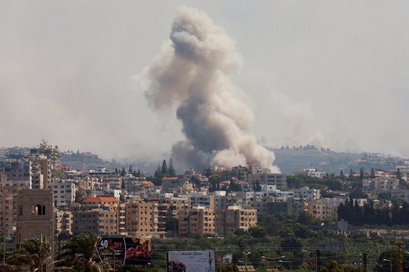 El humo ondea sobre el sur del Líbano tras los ataques aéreos israelíes, en medio de las hostilidades transfronterizas entre Hezbolá y las fuerzas israelíes, visto desde Tiro, sur del Líbano, 23 de septiembre de 2024. (Foto de OSV News/Aziz Taher, Reuters)