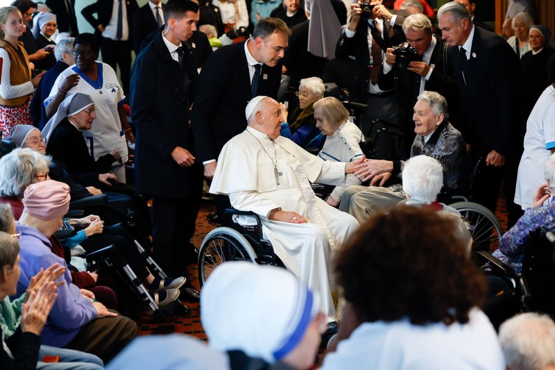 El Papa Francisco saluda a los residentes y al personal del Hogar San José de Bruselas, una residencia gestionada por las Hermanitas de los Pobres para ancianos, el 27 de septiembre de 2024. (CNS photo/Lola Gomez)