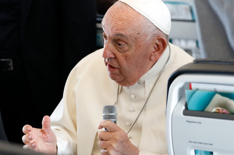 El Papa Francisco responde a una pregunta de un periodista a bordo de su vuelo de regreso a Roma el 29 de septiembre de 2024, tras visitar Luxemburgo y Bélgica durante su 46º viaje internacional. (CNS photo/Lola Gomez)