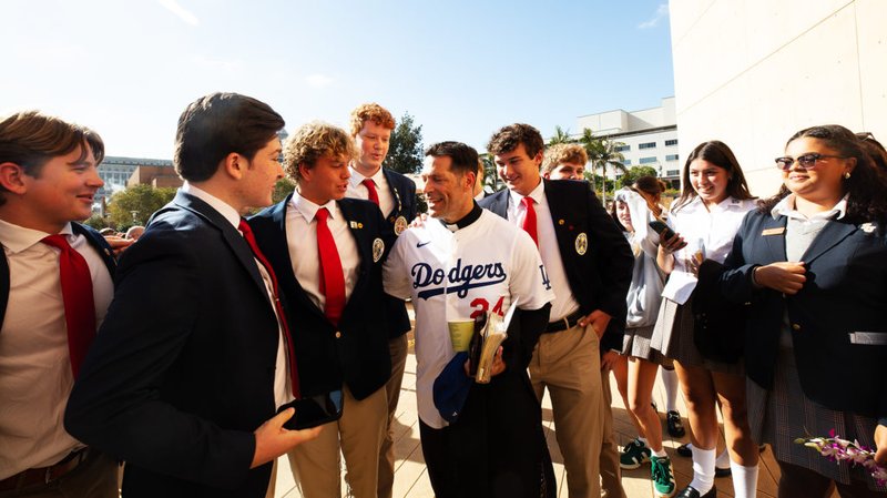 Estudiantes de secundaria de LA Catholic saludan al Padre Mike Schmitz al final del Desayuno Católico de Oración de Los Ángeles 2024. (Victor Alemán)