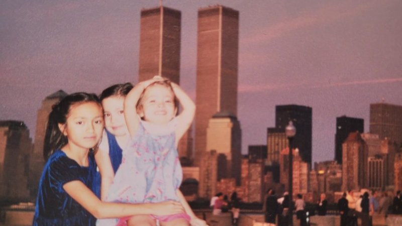 Las hijas del autor frente a las Torres Gemelas el 8 de septiembre de 2001. (Foto enviada)