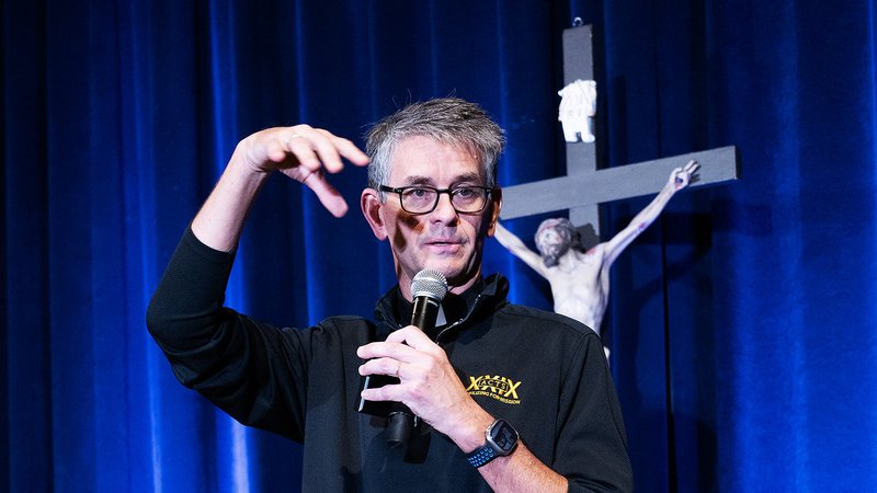El padre John Riccardo, director ejecutivo de ACTS XXIX y sacerdote de la Archidiócesis de Detroit, habla durante el Día Presbiteral para sacerdotes de la Archidiócesis de Los Ángeles, el 30 de septiembre. (Víctor Alemán)