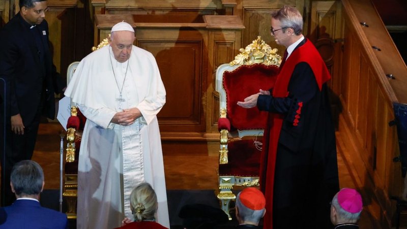 Luc Sels, rector y vicerrector, da la bienvenida al Papa Francisco a la KU Leuven, universidad católica de investigación de la ciudad de Lovaina (Bélgica), el 27 de septiembre de 2024. Fundada en 1425 con un decreto del Papa Martín V, la KU Leuven es la universidad católica más antigua del mundo. (CNS photo/Lola Gomez)