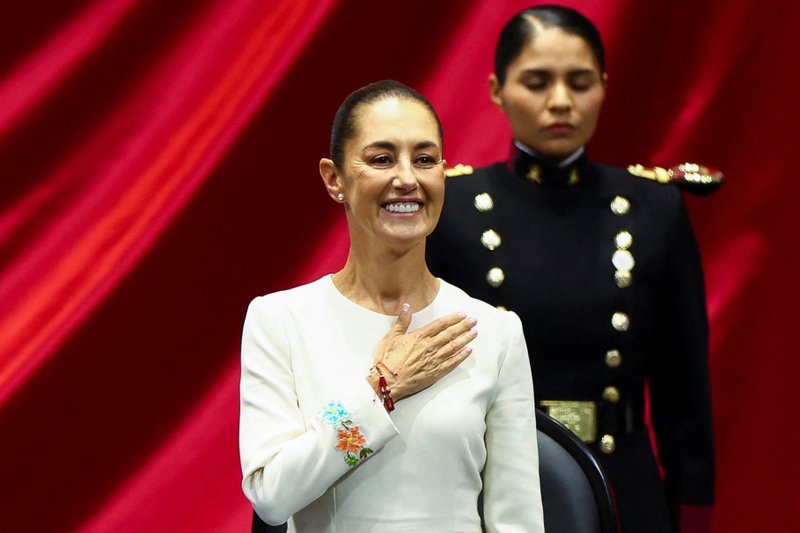 La presidenta electa de México, Claudia Sheinbaum, gesticula durante su ceremonia de investidura en el Congreso, en Ciudad de México, el 1 de octubre de 2024. Sheinbaum, de 62 años, científica medioambiental y ex alcaldesa de Ciudad de México, se convierte en la primera mujer presidenta de México en los más de 200 años de independencia del país. (Foto OSV News/Raquel Cunha, Reuters)