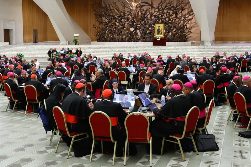 El Papa Francisco, los líderes de la asamblea del Sínodo de los Obispos y los participantes asisten a la sesión de apertura del sínodo en el Aula de Audiencias Pablo VI del Vaticano el 2 de octubre de 2023. (CNS photo/Lola Gomez)