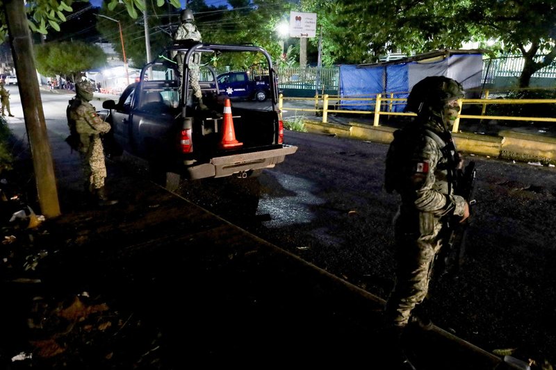 Soldados vigilan fuera de un hospital en Tapachula, México, el 2 de octubre de 2024, donde los migrantes heridos fueron trasladados después de que soldados mexicanos dispararan contra un grupo de 33 migrantes que viajaban en una camioneta pick-up que había intentado evadir una patrulla militar. (Foto OSV News/Jose Torres, Reuters)