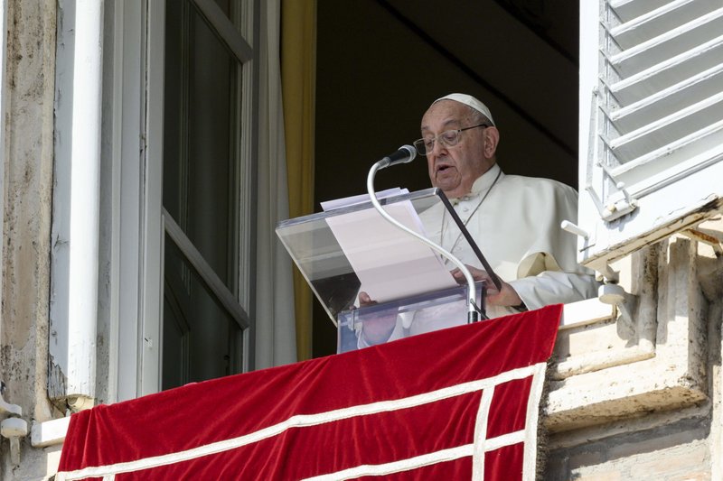 El Papa Francisco dirige el rezo del Ángelus con los visitantes reunidos en la Plaza de San Pedro del Vaticano el 6 de octubre de 2024. Al final del Ángelus, el Papa anunció que creará 21 nuevos cardenales el 8 de diciembre. (CNS photo/Vatican Media)