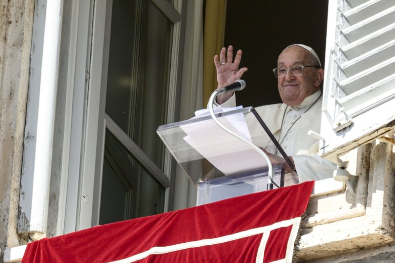 El Papa Francisco saluda a los visitantes reunidos en la Plaza de San Pedro para rezar el Ángelus en el Vaticano el 6 de octubre de 2024. (Foto CNS/Vatican Media)