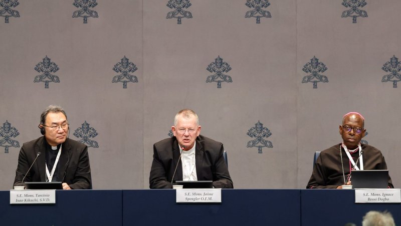 Tres de los arzobispos que el Papa Francisco ha nombrado para el Colegio Cardenalicio participan en una rueda de prensa en el Vaticano el 8 de octubre de 2024. Desde la izquierda, los cardenales designados Tarcisio Isao Kikuchi, de Tokio, Jaime Spengler, de Porto Alegre, Brasil, e Ignace Bessi Dogbo, de Abiyán, Costa de Marfil. (Foto CNS/Lola Gómez)