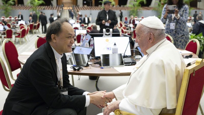 El Papa Francisco estrecha la mano del cardenal designado Pablo Virgilio Siongco David, obispo de Kalookan, Filipinas, durante la segunda sesión del sínodo sobre la sinodalidad en el Aula Pablo VI del Vaticano el 8 de octubre de 2023. (CNS photo/Vatican Media)