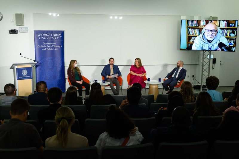 La Iniciativa sobre el Pensamiento Social Católico y la Vida Pública de la Universidad de Georgetown organizó un encuentro de líderes latinos el 7 de octubre de 2024, en el que se exploró la historia de la participación de los votantes hispanos y el concepto del bien común en nuestro contexto político actual. (Foto OSV News/cortesía de Georgetown University, Art Pittman)