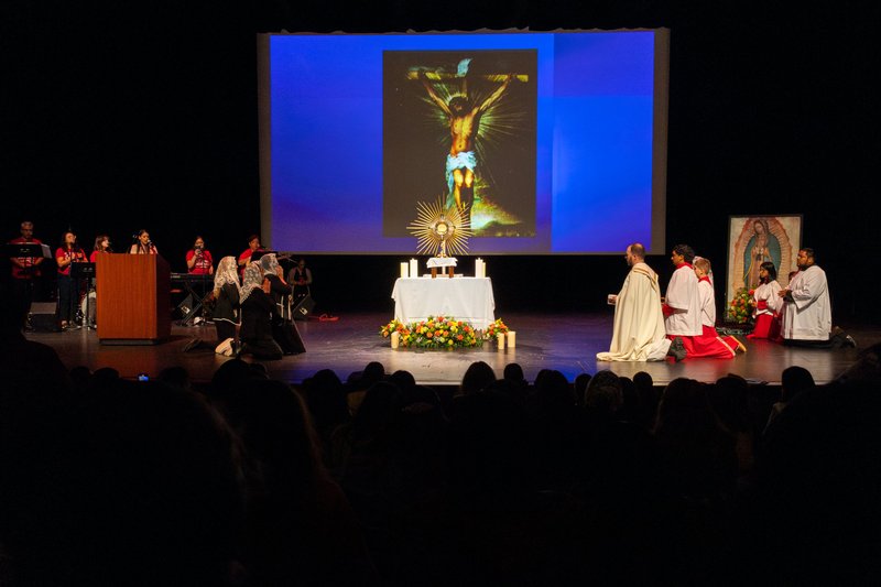 La adoración eucarística y la Santa Misa marcaron el momento culminante de la 15ª Conferencia de Mujeres Hispanas de la Arquidiócesis de Detroit el 29 de septiembre de 2024, en la que participaron alrededor de 800 mujeres católicas. (Foto OSV News/Steven Stechschulte, Detroit Catholic)