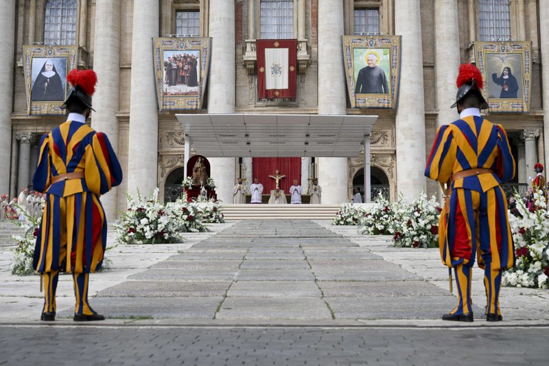 Estandartes de nuevos santos cuelgan de la fachada de la Basílica de San Pedro durante la Misa para la canonización de 14 nuevos santos en el Domingo Mundial de las Misiones en la Plaza de San Pedro con el Papa Francisco en el Vaticano el 20 de octubre de 2024. (Foto CNS/Vatican Media)