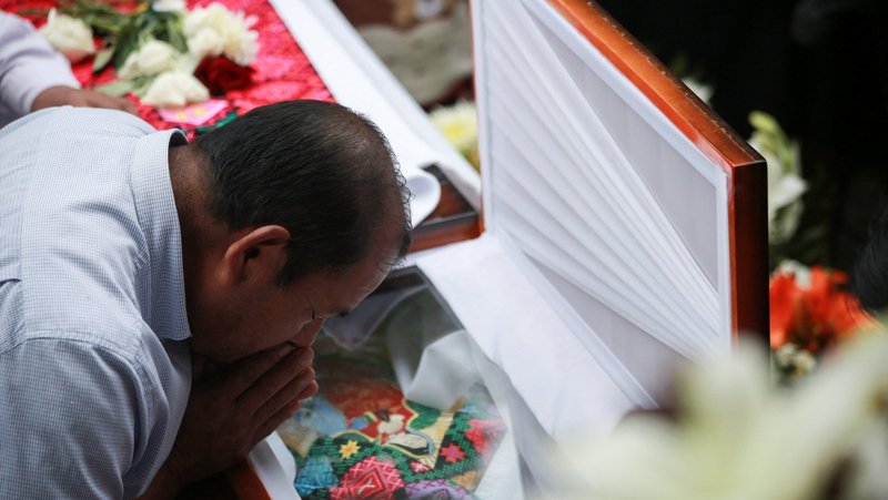 Un hombre presenta sus respetos durante una misa funeral por el padre Marcelo Pérez en San Andrés Larrainzar, en el sureño estado de Chiapas, México, 21 de octubre de 2024. El padre Pérez, que ejerció su ministerio en regiones indígenas plagadas de conflictos territoriales y posteriormente denunció la violencia de los cárteles de la droga, fue asesinado a tiros el 20 de octubre por dos asaltantes en motocicleta cuando se alejaba de la iglesia de Guadalupe en San Cristóbal de las Casas, según informan los medios de comunicación mexicanos. (Foto OSV News/Gabriela Sanabria, Reuters)