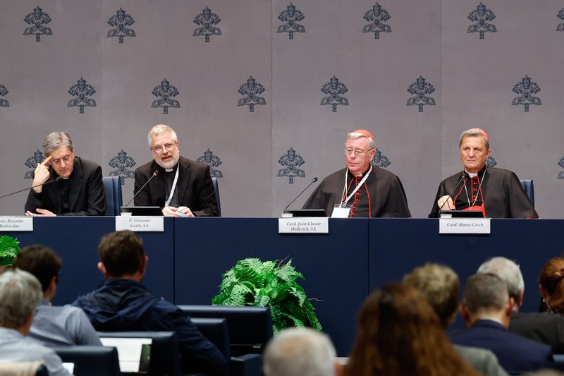 Miembros de la Secretaría General del Sínodo, de izquierda a derecha, monseñor Riccardo Battocchio y el padre jesuita Giacomo Costa, ambos secretarios especiales de la asamblea sinodal; el cardenal Jean-Claude Hollerich, relator general del sínodo; y el cardenal Mario Grech, secretario general del sínodo, asisten a una rueda de prensa en el Vaticano el 26 de octubre de 2024. (CNS photo/Lola Gomez)