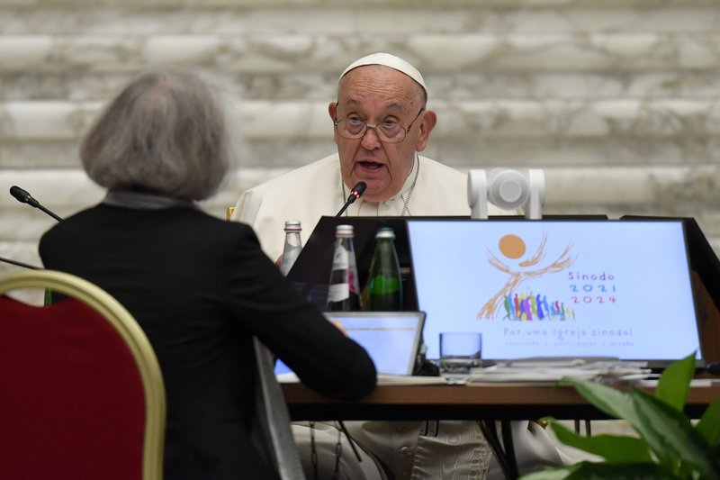 El Papa Francisco habla a los miembros del Sínodo de los Obispos sobre la sinodalidad después de que aprobaran su documento final el 26 de octubre de 2024, en el Aula Pablo VI en el Vaticano. (Foto CNS/Vatican Media)