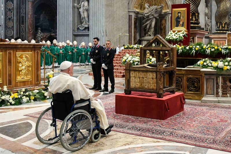El Papa Francisco reza ante la Cátedra de San Pedro, colocada frente al altar mayor de la Basílica de San Pedro, tras la Misa de clausura del Sínodo de los Obispos sobre la sinodalidad en el Vaticano el 27 de octubre de 2024. (CNS photo/Vatican Media)