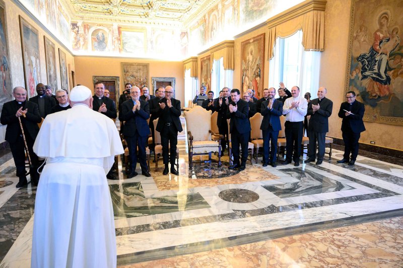 El Papa Francisco se reúne con miembros del capítulo general de los Scalabrinianos en el Vaticano el 28 de octubre de 2024. (CNS photo/Vatican Media)