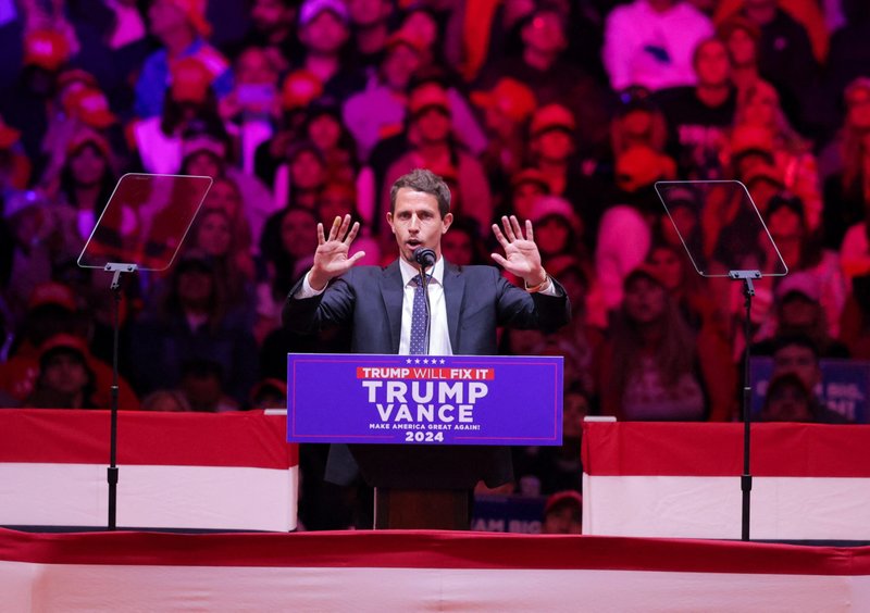 El cómico Tony Hinchcliffe gesticula durante un mitin a favor del candidato presidencial republicano y expresidente de Estados Unidos Donald Trump en el Madison Square Garden de Nueva York el 27 de octubre de 2024. El arzobispo de San Juan de Puerto Rico, Roberto González Nieves, escribió una carta abierta a Trump el 28 de octubre, exigiéndole que se disculpara personalmente por los insultos racistas de Hinchcliffe dirigidos a Puerto Rico que tuvieron lugar en el mitin. (Foto OSV News/Andrew Kelly, Reuters)