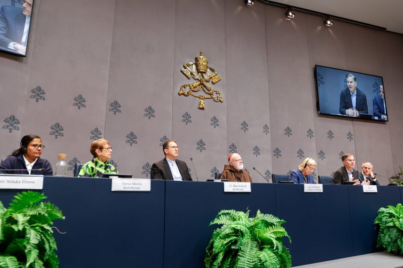 La Pontificia Comisión para la Protección de Menores presenta su informe piloto sobre la salvaguarda en una rueda de prensa en el Vaticano el 29 de octubre de 2024. De izquierda a derecha La hermana del Buen Pastor de Sri Lanka, Niluka Perera, trabajadora social y coordinadora de Catholic Care for Children; Teresa Kettelkamp, secretaria adjunta de la comisión; el obispo colombiano Luis Manuel Alí Herrera, secretario de la comisión; el cardenal Sean P. O'Malley, presidente de la comisión; Maud de Boer-Buquicchio, abogada holandesa; y Juan Carlos Cruz, miembro de la comisión y superviviente de abusos. (CNS photo/Lola Gómez)