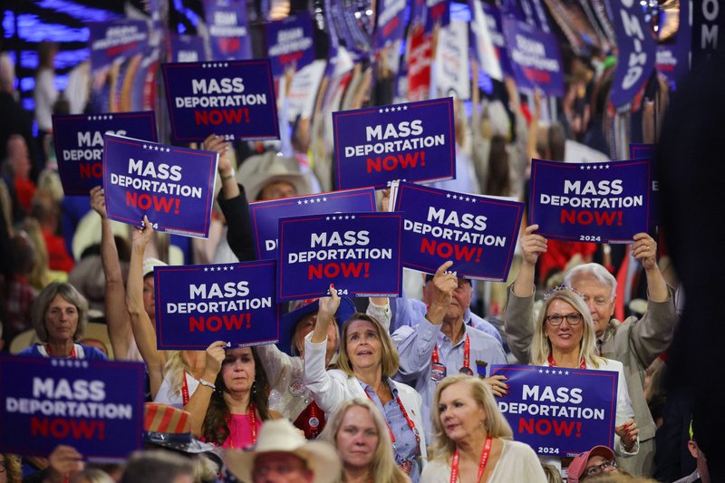 Delegados sostienen carteles de «¡Deportación masiva ya!» durante el tercer día de la Convención Nacional Republicana en el Fiserv Forum de Milwaukee el 17 de julio de 2024. (Foto OSV News/Brian Snyder, Reuters)