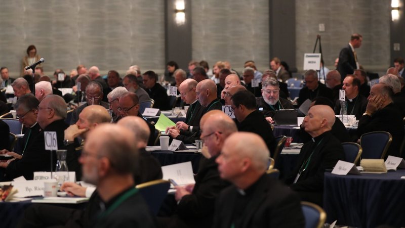 Los obispos revisan el papeleo al final de la sesión del 12 de noviembre de la asamblea general de otoño de los obispos de EE.UU. en Baltimore. (OSV News/Bob Roller)