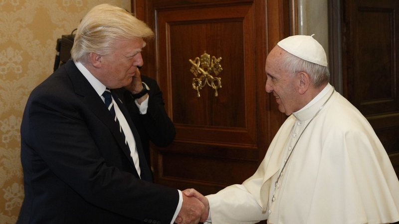 El papa Francisco saluda al presidente de Estados Unidos, Donald Trump, durante una audiencia privada en el Vaticano el 24 de mayo de 2017. (CNS/Paul Haring)