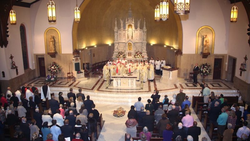 El obispo Michael J. Bransfield de la diócesis de Wheeling-Charleston celebra una misa de dedicación para el nuevo altar en la Basílica de la Concatedral del Sagrado Corazón en Charleston, Virginia Occidental, en 2017. (CNS photo/Colleen Rowan)