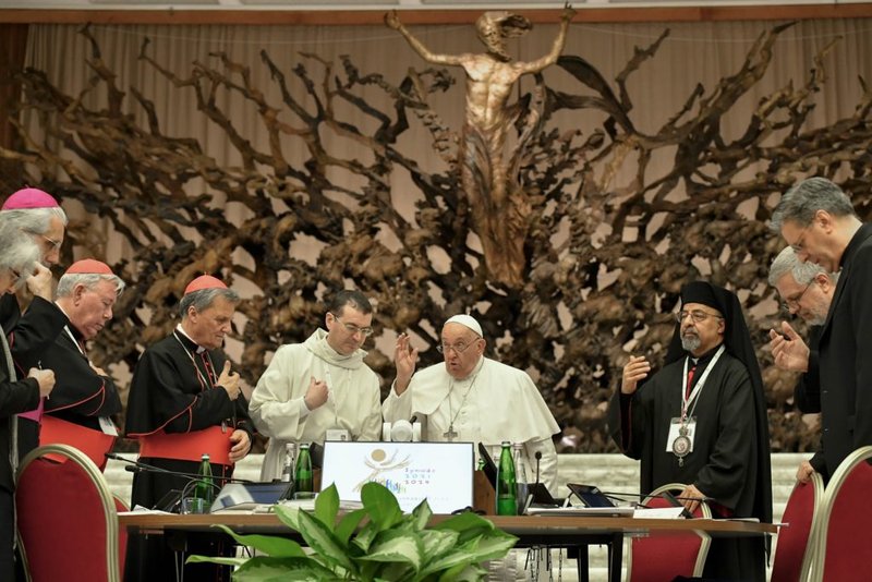 El Papa Francisco da su bendición a los miembros del Sínodo de los Obispos sobre la Sinodalidad tras la última sesión de trabajo del Sínodo el 26 de octubre, en el Aula Pablo VI del Vaticano. (CNS/Lola Gomez)