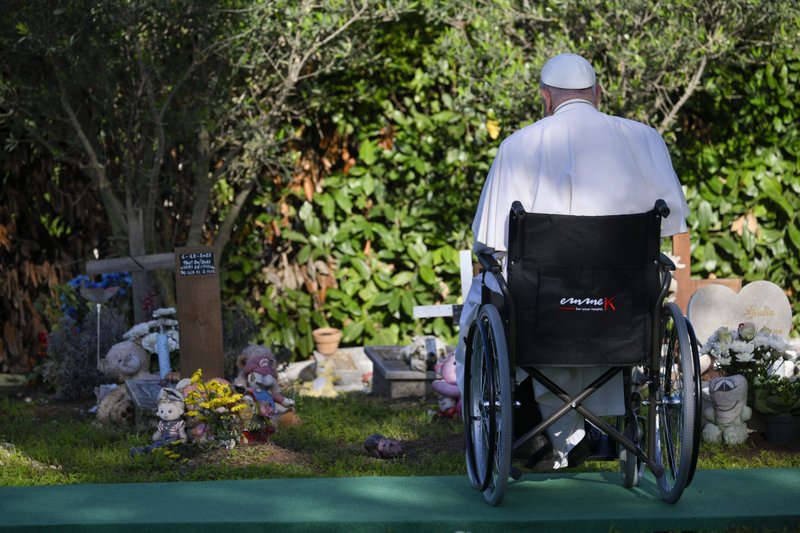 El Papa Francisco se detiene a rezar ante las tumbas de los niños que abortaron durante su visita al cementerio Laurentino de Roma para celebrar la Misa en la fiesta de Todos los Santos, el 2 de noviembre de 2024. (CNS photo/Vatican Media)