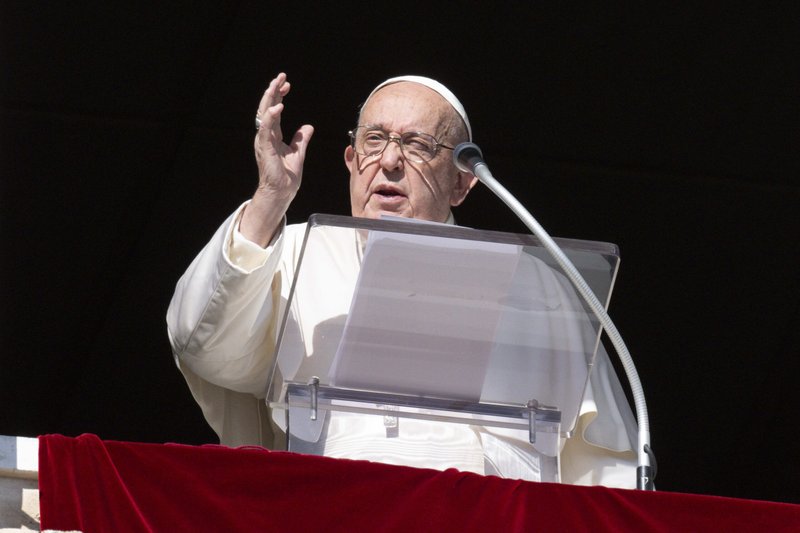 El Papa Francisco da su bendición a los visitantes en la Plaza de San Pedro tras rezar el Ángelus en el Vaticano el 3 de noviembre de 2024. (CNS photo/Vatican Media)