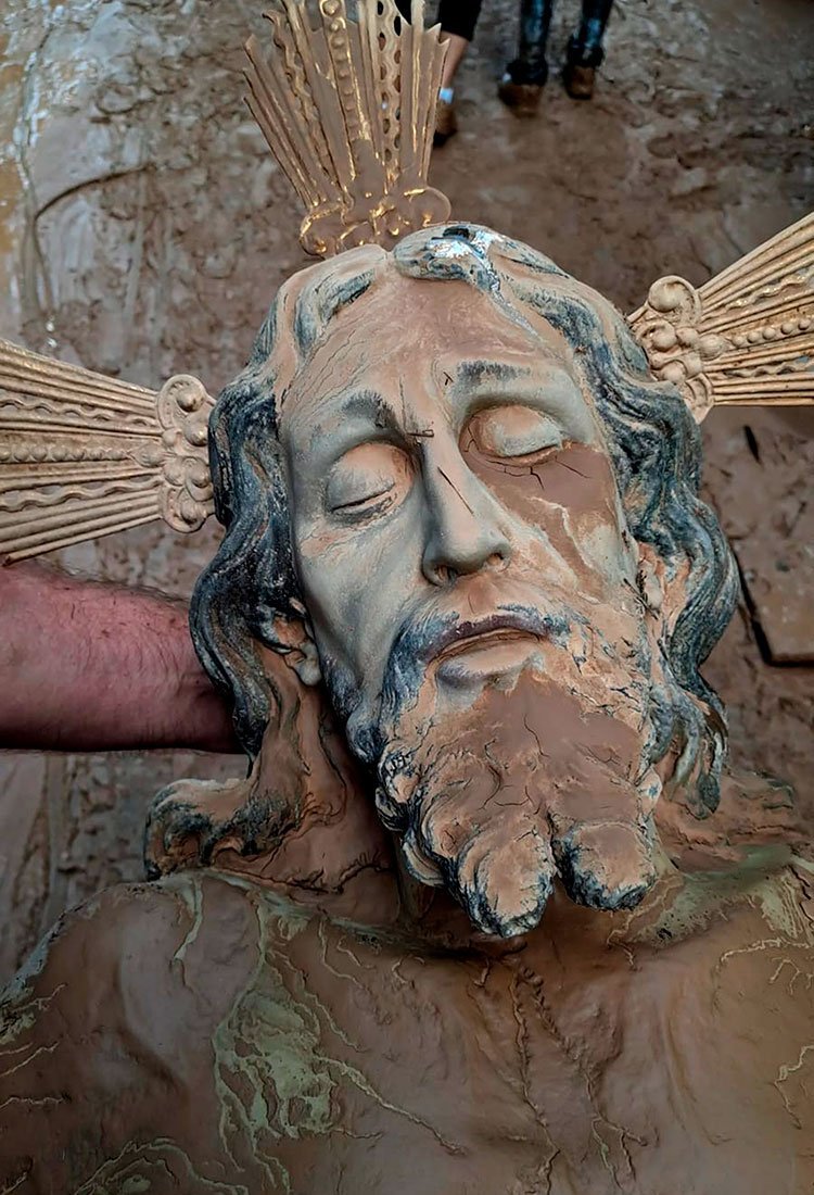 El padre Gustavo Riveiro, párroco de la iglesia de San Jorge de Paiporta (España), muestra una imagen recuperada del Cristo yacente. La iglesia parroquial quedó completamente anegada por el agua. «Su imagen con el rostro cubierto de barro» recuerda a los cientos de “muertos en Paiporta, al número de desaparecidos que aún no se puede contar, y a sus familias, que es la verdadera tragedia”, dijo el párroco. (OSV New photo/cortesía Archidiócesis de Valencia)