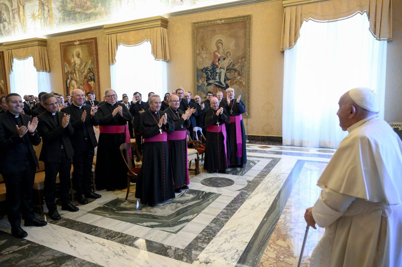 El Papa Francisco saluda a un grupo de obispos y seminaristas de la provincia de Toledo, España, durante un encuentro en el Vaticano el 7 de noviembre de 2024. (CNS)