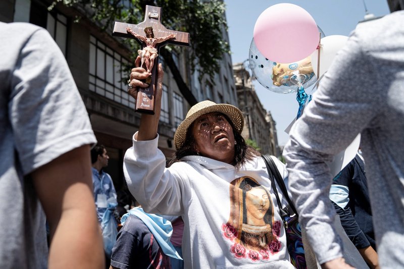 Una partidaria de la vida sostiene un crucifijo mientras participa en la Marcha por la Vida en Ciudad de México el 7 de mayo de 2022. (Foto OSV News/Toya Sarno Jordan, Reuters)