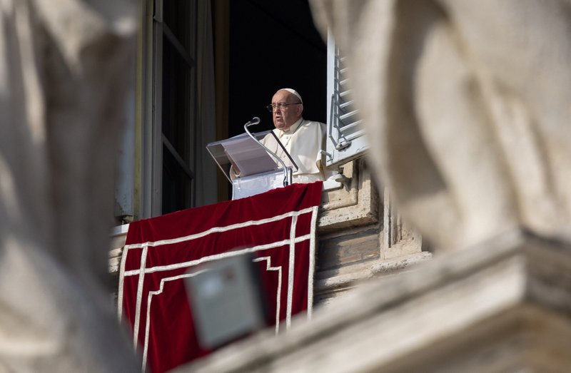 El Papa Francisco se dirige a los peregrinos en la Plaza de San Pedro reunidos para rezar el Ángelus en el Vaticano el 10 de noviembre de 2024. (Foto CNS/Pablo Esparza)