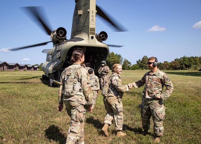 El padre Lukasz J. Willenberg, capellán del Ejército de EE.UU., saluda a nuevos reclutas en esta foto sin fecha. Sacerdote de la Diócesis de Providence, R.I., estuvo destinado en Fort Leonard Wood, Mo., donde sirvió como capellán en la unidad de Entrenamiento Básico de Combate, dando la bienvenida a 600 nuevos reclutas cada semana para un ciclo de 10 semanas de entrenamiento. (OSV News photo/CNS file photo, cortesía de Rhode Island Catholic)