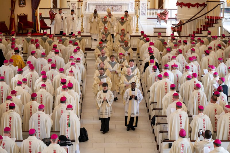 Obispos de todo EE.UU. se reúnen en la Basílica del Santuario Nacional de la Asunción de la Santísima Virgen María en Baltimore el 11 de noviembre para la Misa de apertura de la Asamblea Plenaria de otoño 2024 de la Conferencia de los Obispos Católicos de Estados Unidos. (Foto OSV News/Kevin J. Parks, Catholic Review)