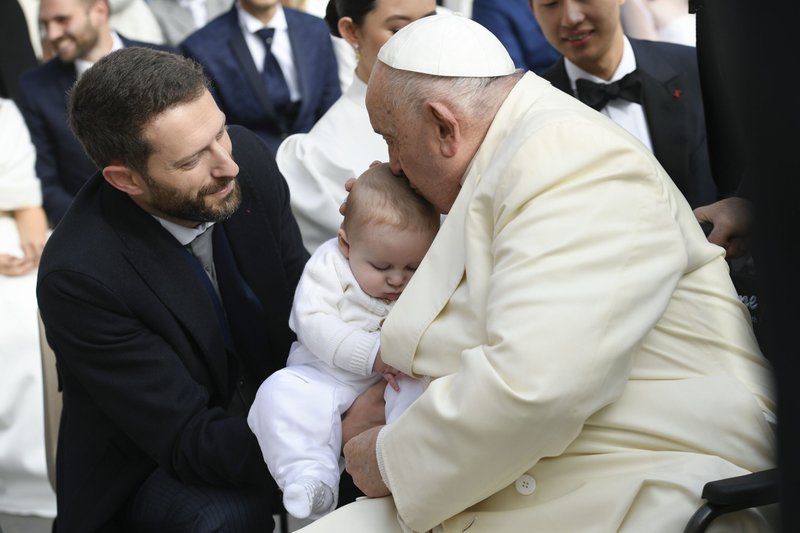 El Papa Francisco besa a un bebé durante su audiencia general semanal en la Plaza de San Pedro del Vaticano el 13 de noviembre de 2024. (CNS photo/Vatican Media)